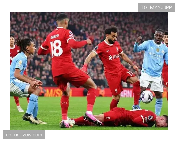 特写：争议判罚后，克洛普在场边与第四官员激烈交流。